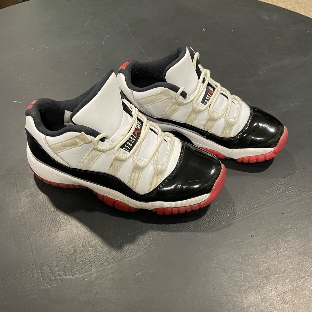 Boys size 5Y Nike Air Jordans 528896-160 in great condition!
